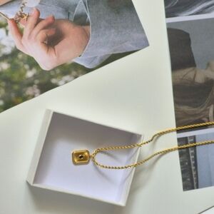 Elegant Gold Pendant Necklace